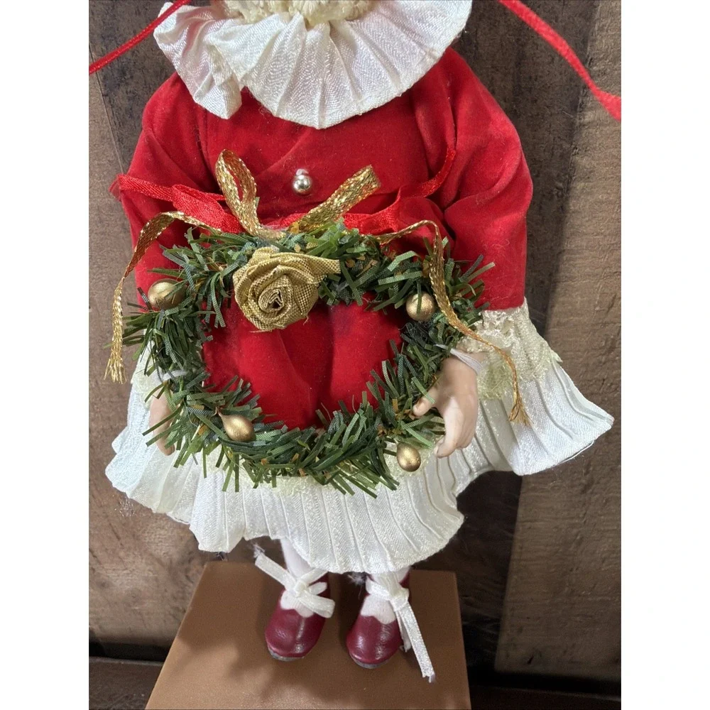 Yuletide Treasures add touch